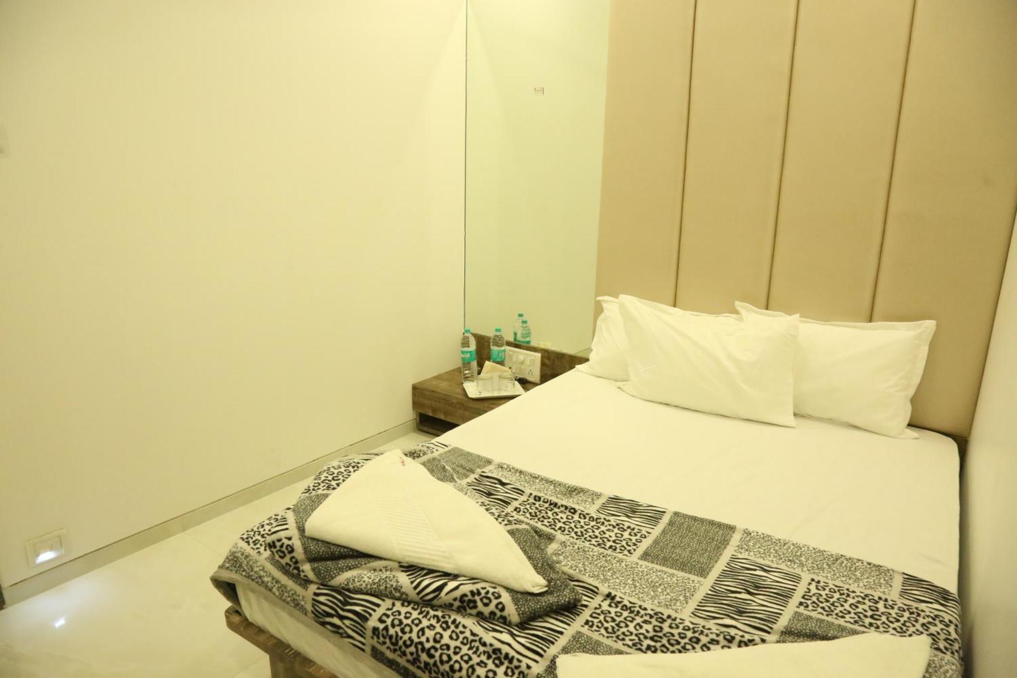 Hotel Magnum Airport T-2 뭄바이 외부 사진